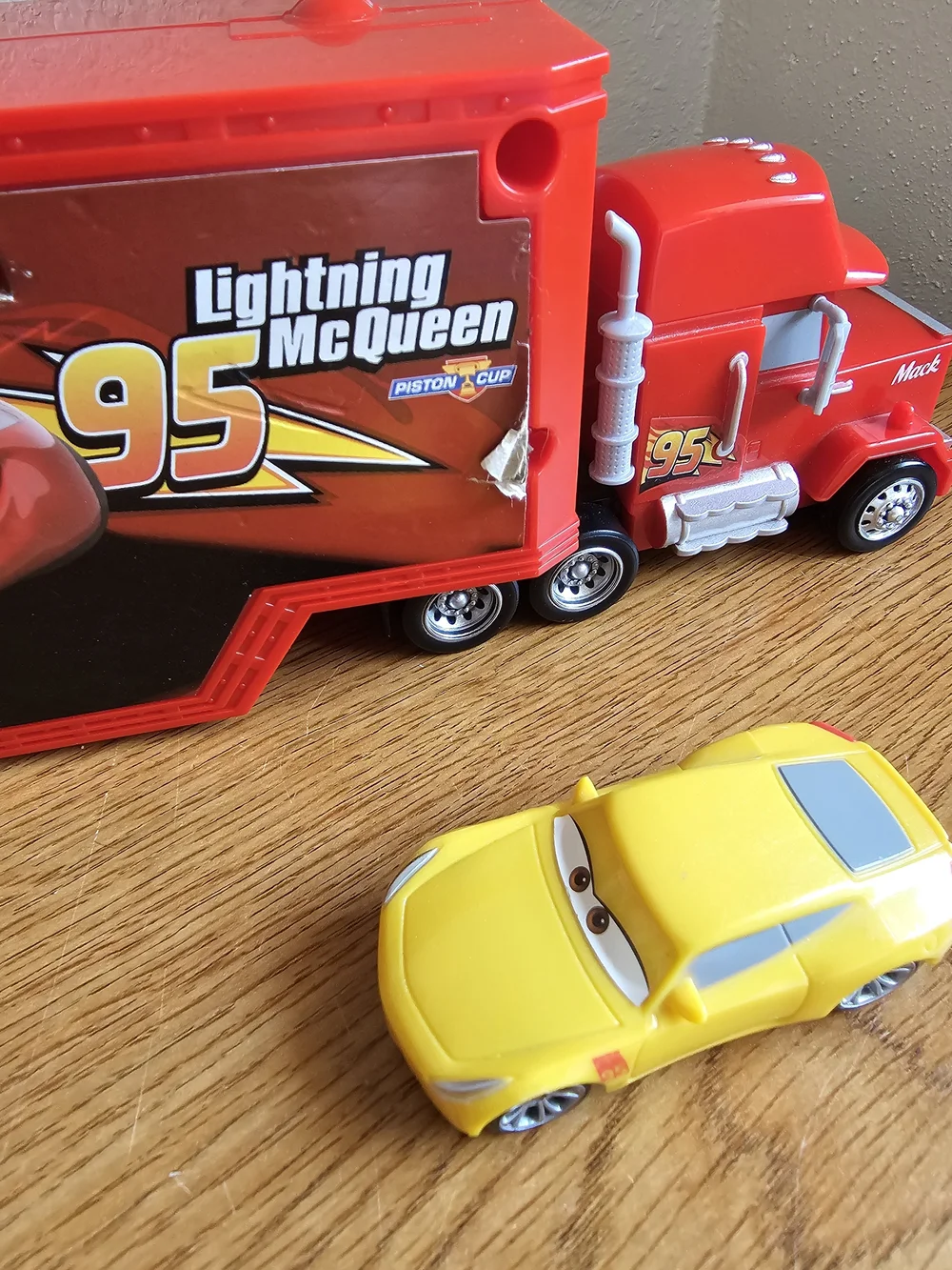 Cars Mack Hauler Truck Playset & Cruz Ramirez Disney Opens Converts 2018